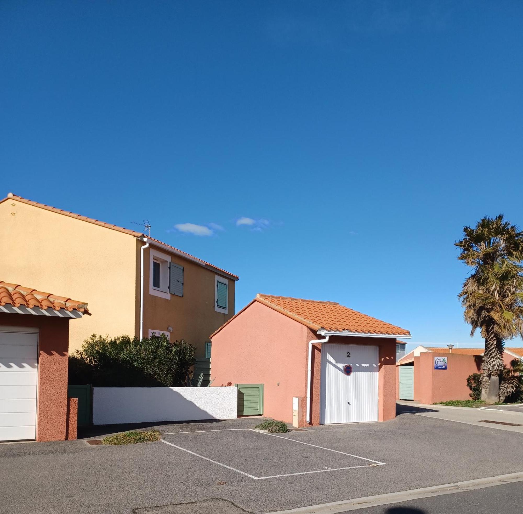 Charmante Villa Dans Village Naturiste ルカート エクステリア 写真